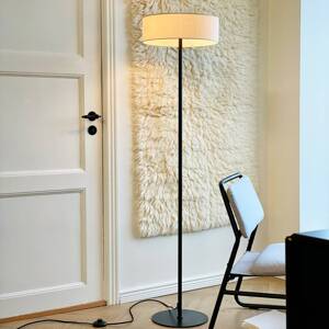 Dyberg Larsen stojaca lampa Calix, čierna/prírodná farba, 150 cm